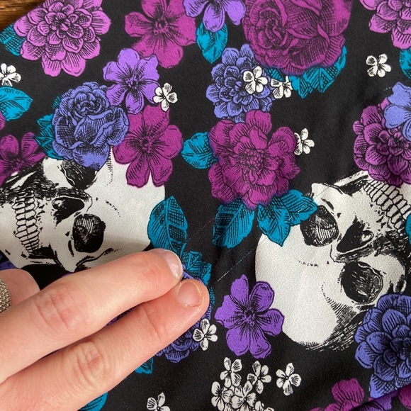 Torrid Skulls and Flowers Sheer Chiffon Top Size 2 - Picture 3 of 10